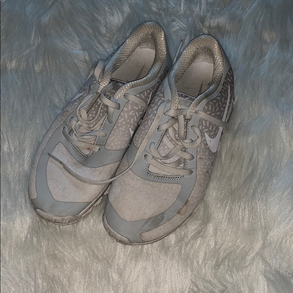 White tennis shoes